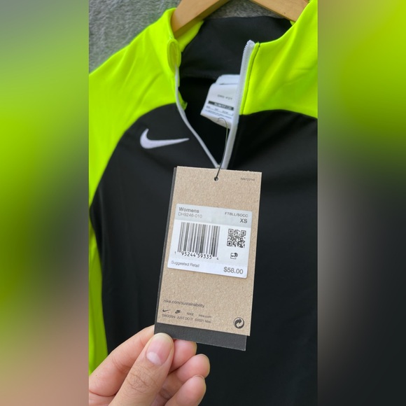 Nike Women’s Long Sleeve Performance Top in Black and Neon Yellow | XS | NEW - Picture 4 of 6